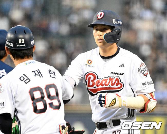 [OSEN=잠실, 이대선 기자] 19일 서울 잠실야구장에서 2026 신한 SOL KBO리그 두산 베어스와 NC 다이노스의 경기가 열렸다.이날 두산은 최민석, NC는 테일러를 선발로 내세웠다.3회말 무사에서 두산 박지훈이 우전안타를 치고 환호하고 있다. 2026.05.19 /sunday@osen.co.kr