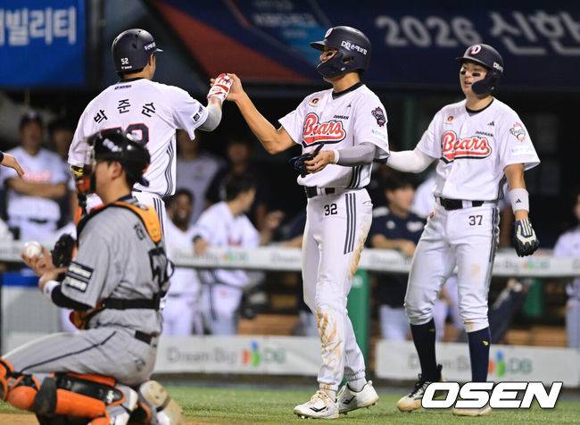 [OSEN=잠실, 조은정 기자]11일 서울 잠실야구장에서 2026 신한 SOL KBO리그 두산 베어스와 한화 이글스의 경기가 열렸다.이날 두산은 곽빈, 한화는 왕옌청을 선발로 내세웠다. 7회말 1사 1,3루에서 두산 박준순이 다시 앞서가는 3점 홈런을 날린 뒤 김대한, 박지훈의 축하를 받고 있다. 2026.08.11 /cej@osen.co.kr