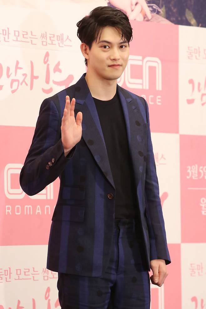 씨엔블루 출신 이종현이 그룹 탈퇴 후 SNS 활동을 재개했다가 하루 만에 중단을 선언했다. 연합뉴스