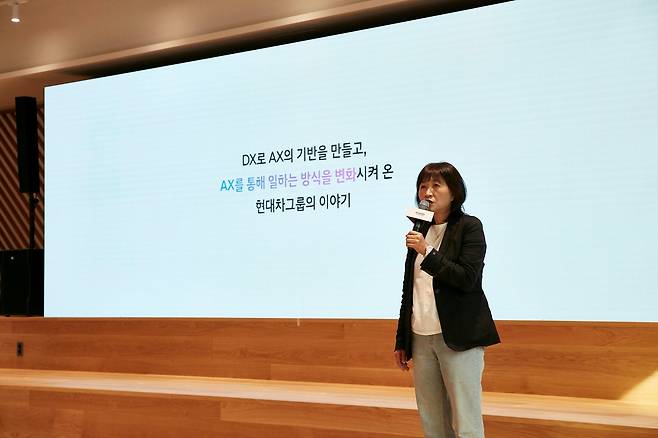 양재 본사에서 열린 '현대차그룹 AX 성과 발표회'에서 발표 중인 현대차·기아 ICT담당 진은숙 사장.
[현대차그룹 제공]