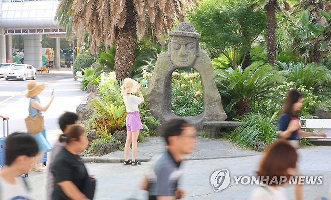 광복절 연휴 붐비는 제주공항 [연합뉴스 자료사진]