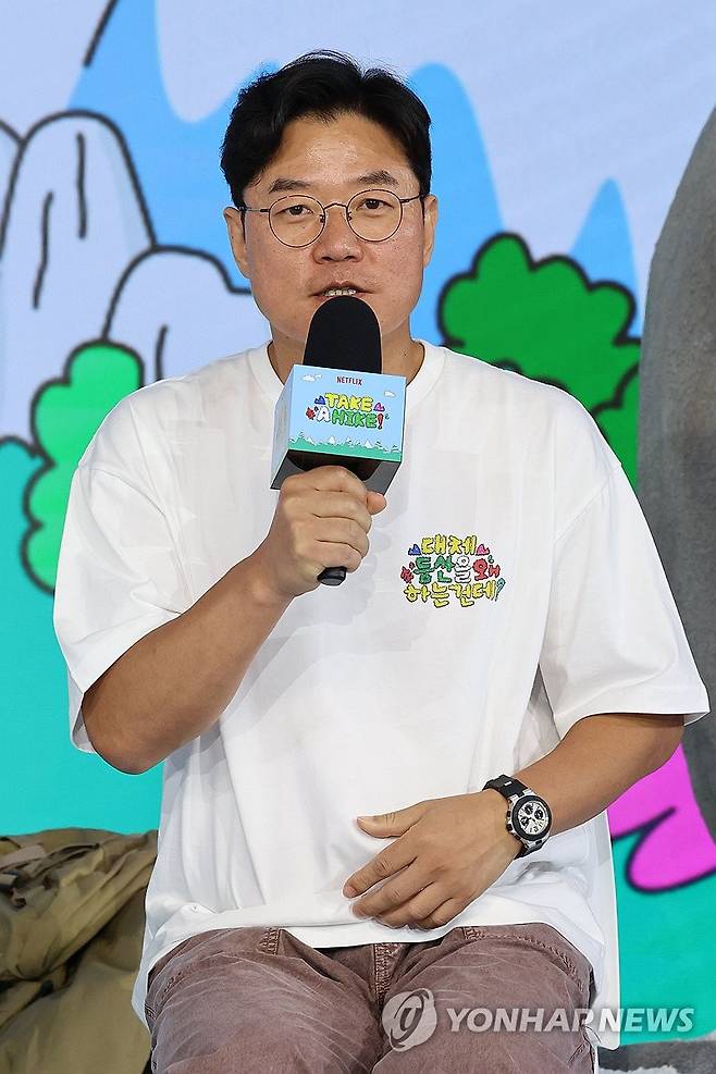 인사말하는 나영석 PD (서울=연합뉴스) 류효림 기자 = 나영석 PD가 12일 서울 마포구 호텔 나루 서울 엠갤러리에서 열린 넷플릭스 '대체 등산을 왜 하는건데?' 제작발표회에서 인사말을 하고 있다. 2026.8.12 ryousanta@yna.co.kr