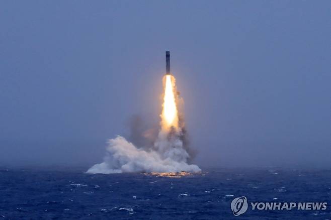 지난 6일 중국의 SLBM 발사 장면 [AP=연합뉴스. 재판매 및 DB 금지]