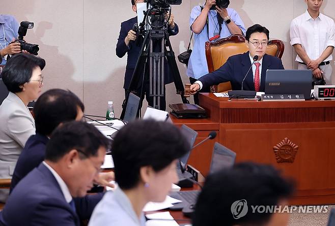 국회 산자위 1차 전체회의 (서울=연합뉴스) 배재만 기자 = 12일 국회에서 열린 산업통상자원중소벤처기업위원회 1차 전체회의에서 김성원 위원장이 회의 시작을 알리고 있다. 2026.8.12 scoop@yna.co.kr