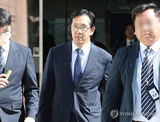 영장실질심사 마친 뒤 나오는 황유성 전 방첩사령관 (서울=연합뉴스) 김주형 기자 = '채상병 순직 사건' 처리 과정에 관여한 의혹을 받는 황유성 전 방첩사령관이 12일 서울 서초구 서울중앙지법에서 열린 구속 전 피의자 심문(영장실질심사)을 마친 뒤 나오고 있다. 2026.8.12 kjhpress@yna.co.kr