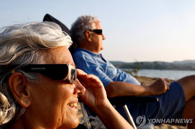 11일 스페인에서 일식 관측 준비 나선 사람들 [로이터=연합뉴스. 재판매 및 DB 금지]