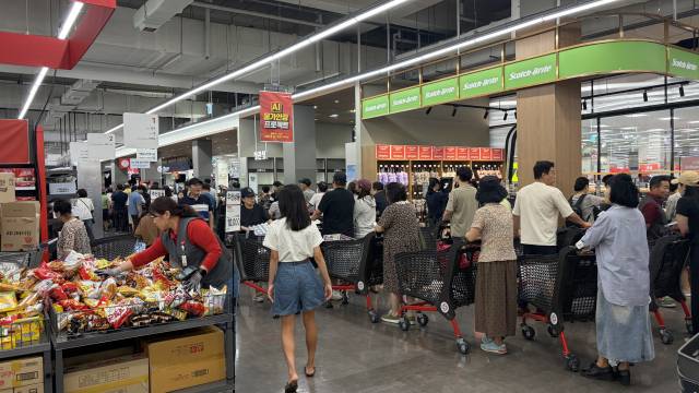 13일 재개장한 홈플러스 유성점 점포 계산대에 손님들이 길게 줄지어 계산을 기다리고 있다. 사진= 최광현기자.