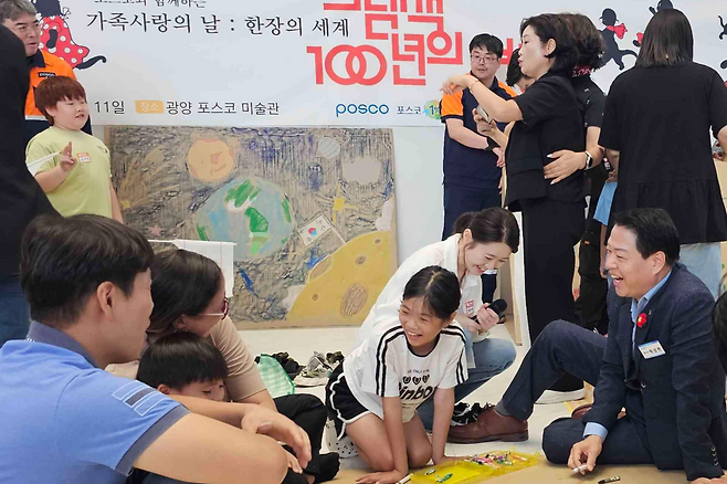 광양시가 최근 포스코미술관 광양에서 개최한&nbsp;'한 장의 세계: 그림책 100년의 여행'에 시민들이 직접 골판지 집 만들기 체험에 나서고 있다. 광양시 제공
