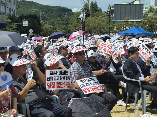 시민들이 13일 창원시 진해구 중원로터리 광장에서 해군사관학교 졸속 통합·이전을 반대하고 있다. /최은주 기자