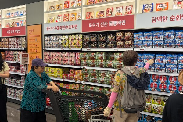 고령층 고객들이 라면 제품 매대 앞에서 제품을 고르고 있다. [출처=정재겸 기자]