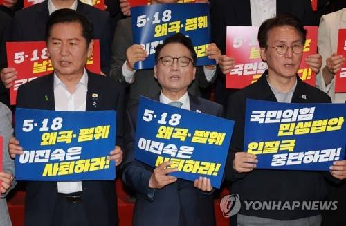 민생입법 방해 국민의힘 규탄대회 참석한 정청래, 김민석 후보(서울=연합뉴스) 신현우 기자 = 더불어민주당 정청래, 김민석 당 대표 후보가 13일 국회 로텐더홀 계단에서 열린 '민생입법 방해·5.18 역사 왜곡 국민의힘 규탄대회'에 참석해 있다. 왼쪽부터 정 후보, 박선원 최고위원 후보, 김 후보. 2026.8.13 nowwego@yna.co.kr