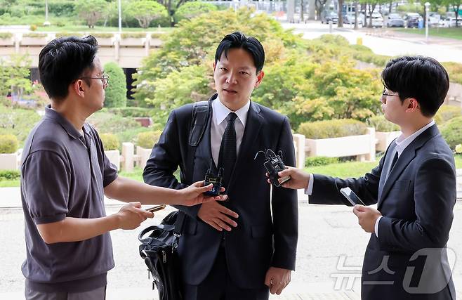 쌍방울 대북송금 사건 수사 비위 의혹으로 정직 징계가 청구된 박상용 인천지방검찰청 부부장검사가 13일 오후 경기 과천 법무부에서 진행되는 감찰위원회에 출석하며 입장을 밝히고 있다. 2026.8.13 ⓒ 뉴스1 김진환 기자