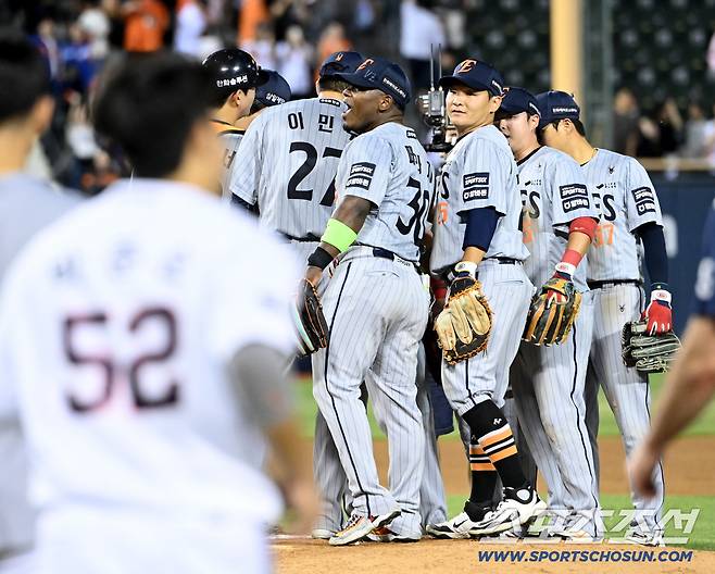 12일 잠실야구장에서 열린 한화와 두산의 경기, 한화가 연장 승부 끝 4대3으로 승리했다. 승리의 기쁨을 나누는 한화 선수들의 모습. 잠실=허상욱 기자wook@sportschosun.com/2026.08.12/