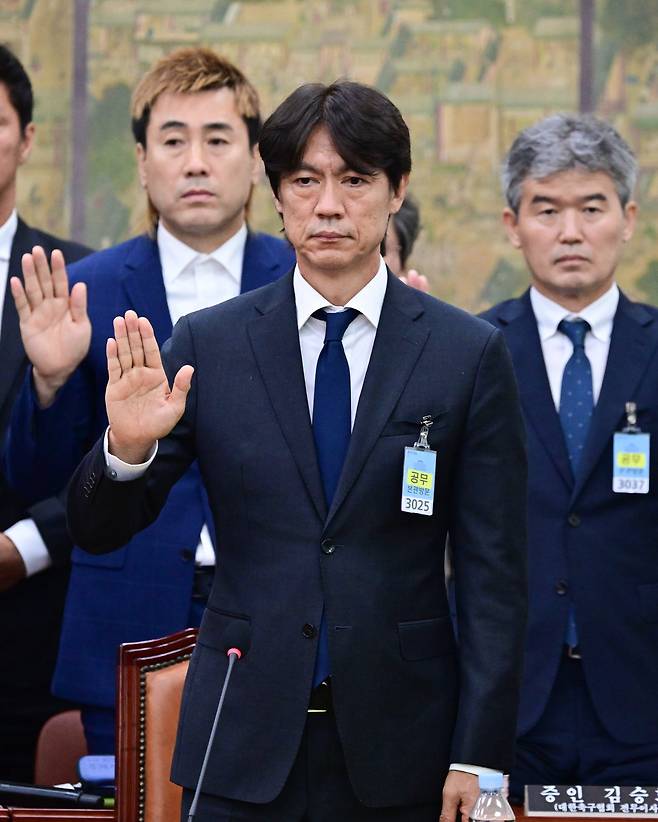 대한축구협회 현안 관련 청문회, 증인 선서하는 홍명보 전 감독      (서울=연합뉴스) 홍명보 전 축구대표팀 감독이 30일 국회 문화체육관광위원회에서 열린 대한축구협회 현안 관련 청문회에 출석해 증인 선서하고 있다. 2026.7.30 [국회사진기자단]      photo@yna.co.kr  (끝)      <저작권자(c) 연합뉴스, 무단 전재-재배포, AI 학습 및 활용 금지>