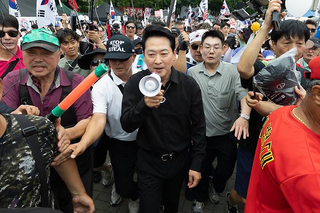 장동혁 국민의힘 대표가 6·3지방선거 이후 한 달 넘게 개표소 봉쇄 시위가 계속되고 있는 17일 오후 서울 송파구 올림픽공원 핸드볼경기장 앞 시위 현장을 찾아 구호를 외치고 있다/ 뉴스1