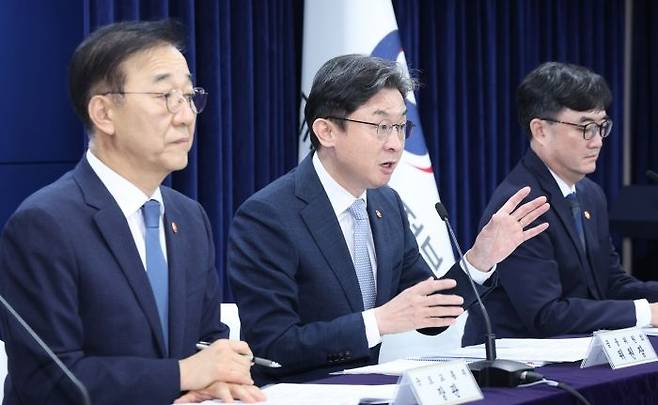 이억원 금융위원장이 13일 오전 서울 종로구 정부서울청사에서 '전월세 및 매매시장 안정을 위한 주택 신속공급 방안 및 부동산 시장 안정을 위한 금융 종합대책'을 발표하고 있다. 왼쪽부터 김윤덕 국토교통부 장관, 이 위원장, 임기근 국무조정실장. ⓒ뉴시스