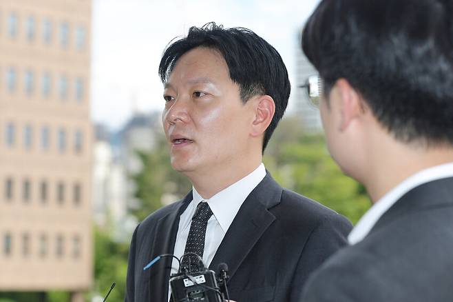 쌍방울 대북송금 의혹을 수사했던 박상용 인천지검 부부장검사가 13일 정부과천종합청사에서 열린 법무부 감찰위원회 징계 심의에 출석하며 취재진 질문에 답하고 있다. 연합뉴스