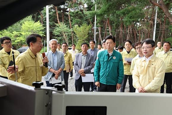 방재상황을 듣고있는 박용선 포항시장 [사진=포항시]
