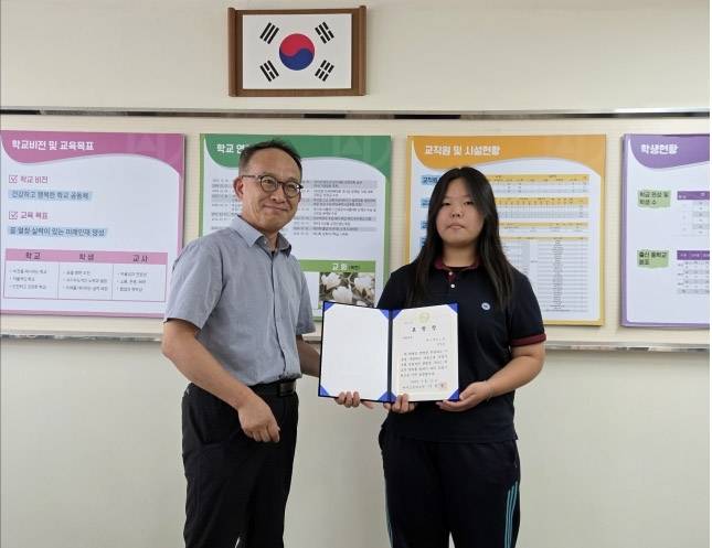 길에 쓰러진 경찰관을 구한 부산 반여고 진언송(오른쪽) 학생. 부산시교육청 제공