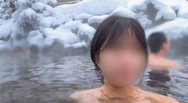 일본 홋카이도의 한 온천을 방문한 한국인 여성 유튜버가 촬영이 금지된 구역에서 카메라로 영상을 촬영한 사실이 뒤늦게 알려지며 논란이 일고 있다. [온라인커뮤니티 캡처]