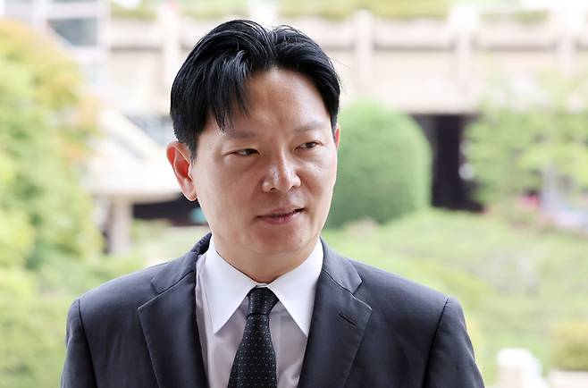 쌍방울 대북송금 사건 수사 비위 의혹으로 정직 징계가 청구된 박상용 인천지방검찰청 부부장검사가 13일 오후 경기 과천 법무부에서 진행되는 감찰위원회에 출석하며 입장을 밝히고 있다.  앞서 대검찰청은 감찰위원회 심의를 거쳐 지난 5월 박 검사에 대해 정직 2개월의 징계를 법무부에 청구한 바 있다. [사진=뉴스1]