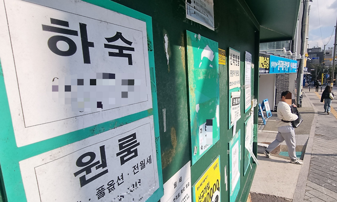서울의 한 대학교 자취촌에 하숙생을 구한다는 전단지가 붙어 있다. [이승환 기자]