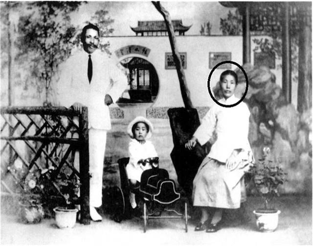 최준례 여사와 남편 김구 선생이 1922년 큰 아들 김인과 찍은 가족사진. 여느 가정과 다름없는 평범한 일상을 보여준다. 국가보훈부 제공