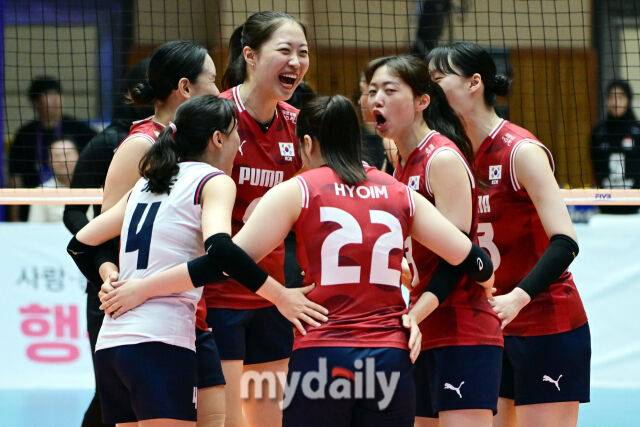 대한민국 여자배구 대표팀이 7월 26일 오후 충북 제천실내체육관에서 진행된 ‘대한민국 배구국가대표팀 평가전 2026 제천’ 인도네시아와 경기에서 득점을 올린 뒤 기뻐하고 있다./마이데일리