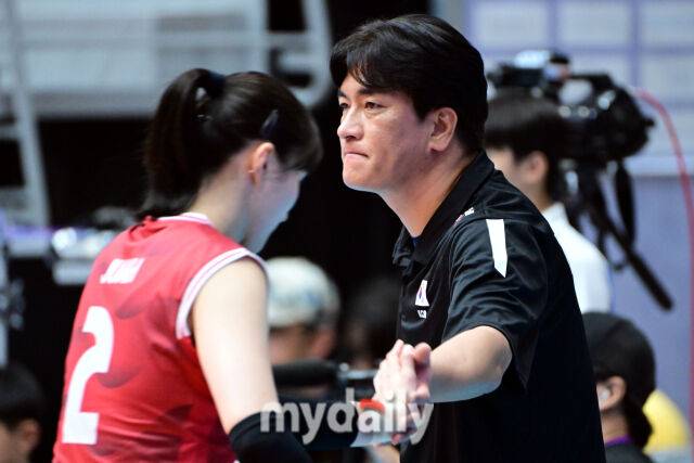 대한민국 여자배구 대표팀 차상현 감독이 7월 26일 오후 충북 제천실내체육관에서 ‘대한민국 배구국가대표팀 평가전 2026 제천’ 인도네시아와 경기에서 이주아와 하이파이브를 하고 있다./마이데일리