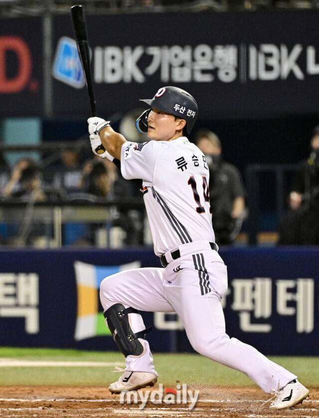 2026년 7월 8일 오후 서울 잠실구장에서 열린 '2026 신한 SOL KBO리그' SSG 랜더스와 두산 베어스의 경기. 두산 류승민이 8회말 대타로 나와 타격하고 있다./유진형 기자