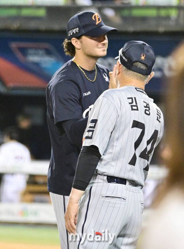 12일 오후 서울 잠실야구장에서 진행된 '2026 신한 SOL KBO 리그' 한화 이글스-두산 베어스의 경기. 한화가 연장 10회초 허인서의 적시타로 4-3으로 승리한 뒤 선발 화이트와 김경문 감독이 하이파이브를 하고 있다./곽경훈 기자
