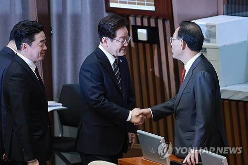 주호영 전 국회부의장과 인사하는 이재명 대통령 사진은 이재명 대통령이 지난 4월 2일 국회에서 2026 추가경정예산안 시정연설을 마친 뒤 당시 주호영 국회부의장과 대화하고 있는 모습. [연합뉴스 자료사진]