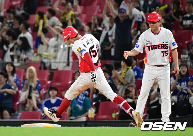 [OSEN=광주, 지형준 기자] 12일 광주-기아 챔피언스필드에서 2026 신한 SOL KBO리그 KIA 타이거즈와 삼성 라이온즈의 경기가 열렸다.KIA는 제임스 네일, 삼성은 오스틴 보스를 선발로 내세웠다.6회말 1사에서 KIA 박재현이 우월 솔로포를 날리며 그라운드를 돌고 있다. 2026.08.12 / jpnews@osen.co.kr
