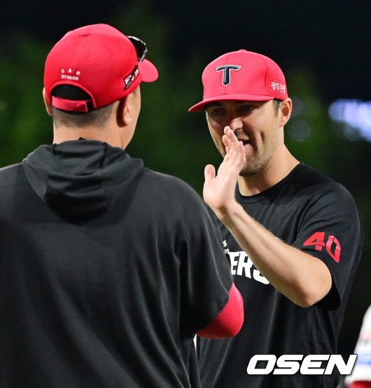 [OSEN=광주, 지형준 기자] KIA 타이거즈가 기분좋은 위닝시리즈를 확보했다. KIA는 12일 광주-기아 챔피언스필드에서 열린 2026 신한은행 SOL KBO리그 삼성 라이온즈와의 팀간 13차전을 7-2로 승리했다.  선발 제임스 네일이 7이닝 2실점 호투를 펼쳤다. 김도영 박재현 하주석의 홈런까지 터지며 역전승을 거두었다. KIA는 9승4패 우위를 점했다. KIA만 만나면 풀리지 않는 삼성은 4연패의 충격에 빠졌다.경기를 마치고 KIA 이범호 감독과 네일이 승리를 기뻐하고 있다. 2026.08.12 / jpnews@osen.co.kr