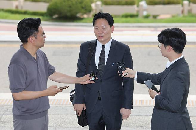 박상용 인천지검 부부장검사(사법연수원 38기)가 13일 정부과천종합청사에서 열린 법무부 감찰위원회 징계 심의에 출석하며 취재진에 입장을 밝히고 있다. ⓒ연합뉴스
