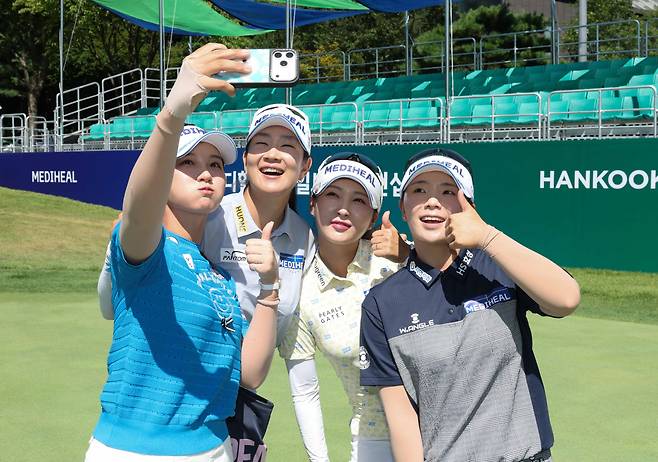 메디힐 선수단 소속인 박현경·김아림·이예원·이다연(왼쪽부터)이 12일 경기 포천시 몽베르 컨트리클럽에서 열린 메디힐·한국일보 챔피언십 개막 전 기자회견을 마친 뒤 기념촬영을 하고 있다. KLPGA 제공