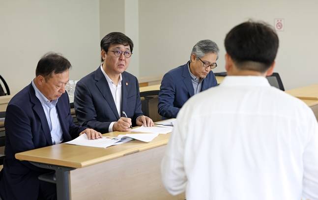 최휘영 문화체육관광부 장관이 13일 서울 양천구 목동야구장에서 열리고 있는 봉황대기 고교야구대회 현장을 방문해 온열질환 대비 안전 대응 현황을 점검하고 있다. /사진=문체부