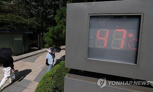 온도계도 더위 먹었나? 극한 폭염이 계속된 8월 5일 서울 시내 한 아파트 단지의 온도계가 47도를 가리키고 있다. [연합뉴스 자료사진]