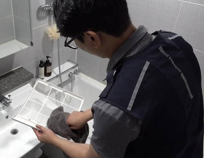 삼성전자서비스 엔지니어가 필터를 청소하는 모습 [삼성전자 뉴스룸 갈무리. 재판매 및 DB 금지]