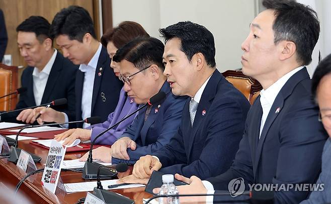 최고위원회의 발언하는 장동혁 대표 (서울=연합뉴스) 배재만 기자 = 국민의힘 장동혁 대표가 13일 국회에서 열린 최고위원회의에서 발언하고 있다. 2026.8.13 scoop@yna.co.kr