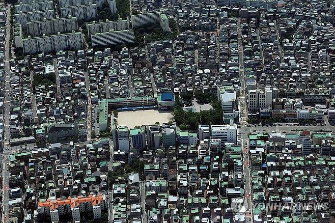 청년 4억 이하 비아파트 매수 지원 (서울=연합뉴스) 박동주 기자 = 금융위원회는 13일 '부동산 시장 안정을 위한 금융 종합대책'을 통해 청년이 4억원 이하의 오피스텔·빌라 등 비아파트를 구입할 때 지원하는 '청년미래보금자리론'을 주택금융공사 상품으로 출시한다고 밝혔다. 사진은 이날 서울 송파구 롯데월드타워 서울스카이에서 바라본 빌라 등의 모습. 2026.8.13 pdj6635@yna.co.kr