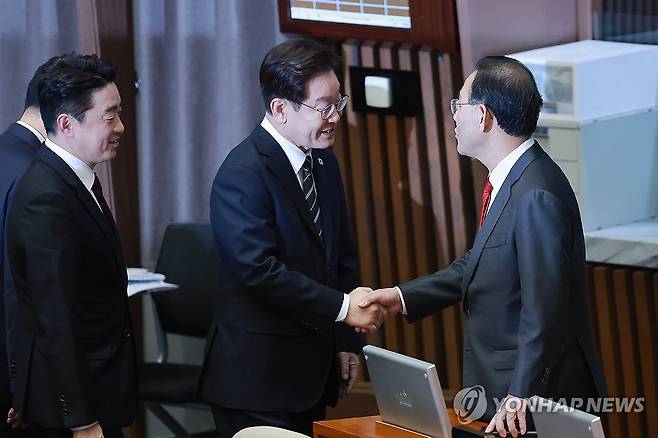 주호영 전 국회부의장과 인사하는 이재명 대통령 사진은 이재명 대통령이 지난 4월 2일 국회에서 2026 추가경정예산안 시정연설을 마친 뒤 당시 주호영 국회부의장과 대화하고 있는 모습. [연합뉴스 자료사진]