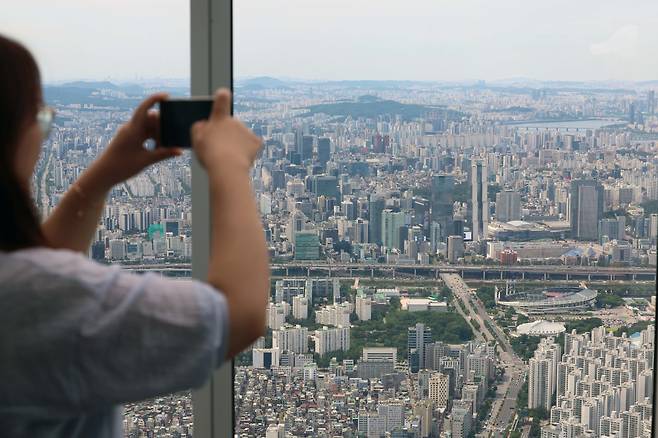 10일 서울 송파구 롯데월드타워에서 바라본 서울 시내에 아파트가 빽빽하게 서 있다. 신태현 기자 holjjak@(이투데이DB)