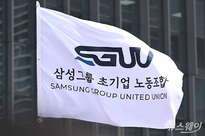 삼성그룹 초기업 노동조합 삼성바이오로직스 상생지부의 노조기가 22일 오후 인천 연수구 삼성바이오로직스 바이오캠퍼스 1게이트 1 앞에서 열린 투쟁결의대회에서 펄럭이고 있다. 사진=강민석 기자