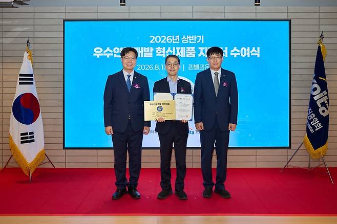 13일 열린 '2026년 상반기 우수연구개발 혁신제품 지정서 수여식'에서 김동민 제이엘케이 대표이사(가운데)가 구혁채 과학기술정보통신부 1차관(왼쪽), 조낙현 한국산업기술진흥협회 상임부회장(오른쪽)과 기념촬영.&nbsp;/제이엘케이 제공