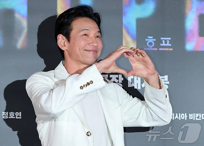 배우 황정민이 지난달 6일 오후 서울 강남구 메가박스 코엑스에서 열린 영화 '호프'(HOPE) 언론시사회에 참석해 포즈를 취하고 있다. 2026.7.6 ⓒ 뉴스1 김진환 기자