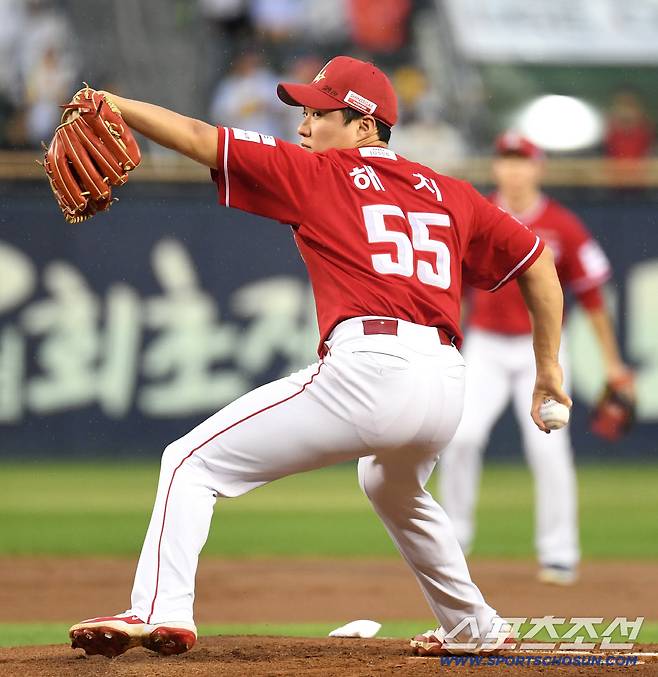 14일 잠실구장에서 열린 KBO리그 LG와 SSG의 경기. 선발 투구하고 있는 SSG 최민준. 잠실=송정헌 기자songs@sportschosun.com/2026.08.14/