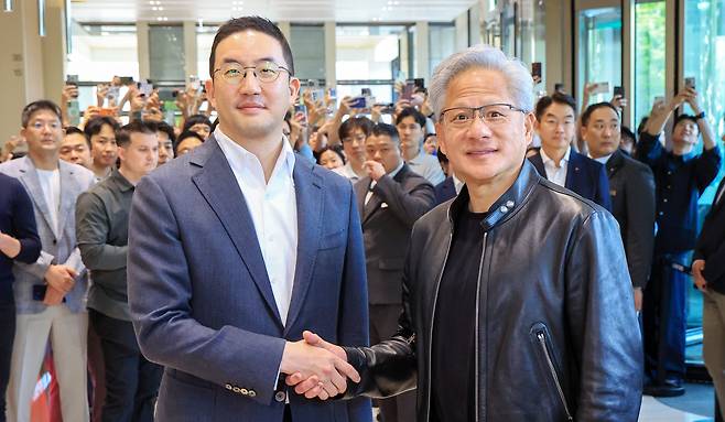 (서울=뉴스1) 이호윤 기자 = 젠슨 황 엔비디아 최고경영자(CEO)와 구광모 LG회장이 8일 서울 영등포구 LG그룹 사옥에서 악수를 나누고 있다. 2026.6.8/뉴스1