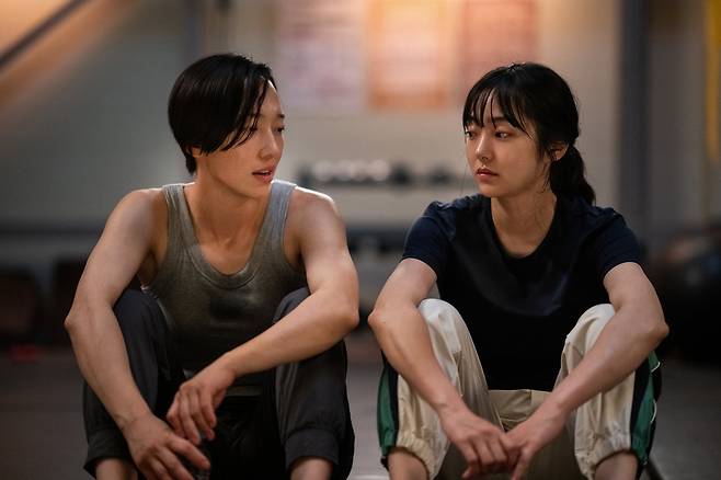 '킬러들의 쇼핑몰' 주인공 '지안'(배우 김혜준·오른쪽)과 지안을 지켜주는 '민혜'(금해나)./디즈니+