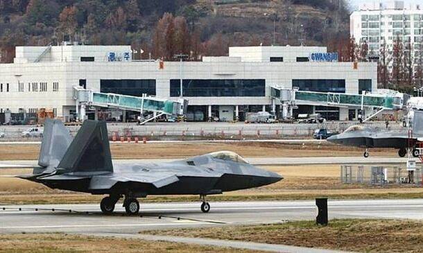 광주 군 공항 활주로에서 F-22 전투기가 이륙 준비를 하고 있다. 건너편에 광주 민간공항 청사가 보인다. /전남광주시 제공